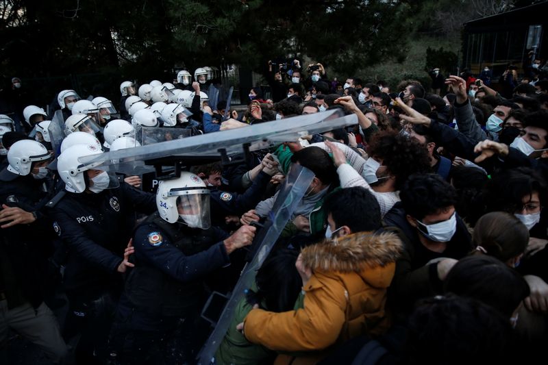 &copy; Reuters. الشرطة التركية تشتبك مع طلاب يحتجون على رئيس جامعة عينه أردوغان