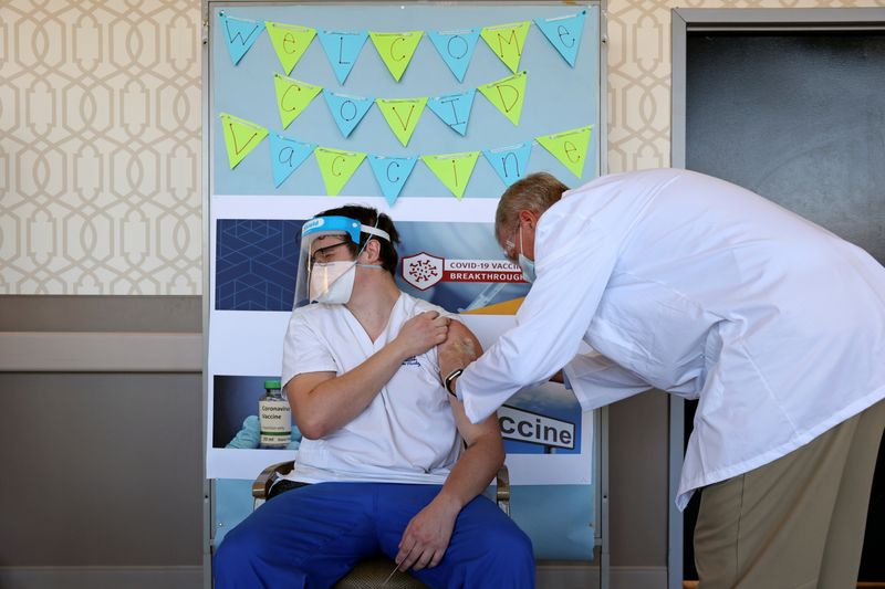 © Reuters. Vaccination against the coronavirus disease (COVID-19) in Brooklyn