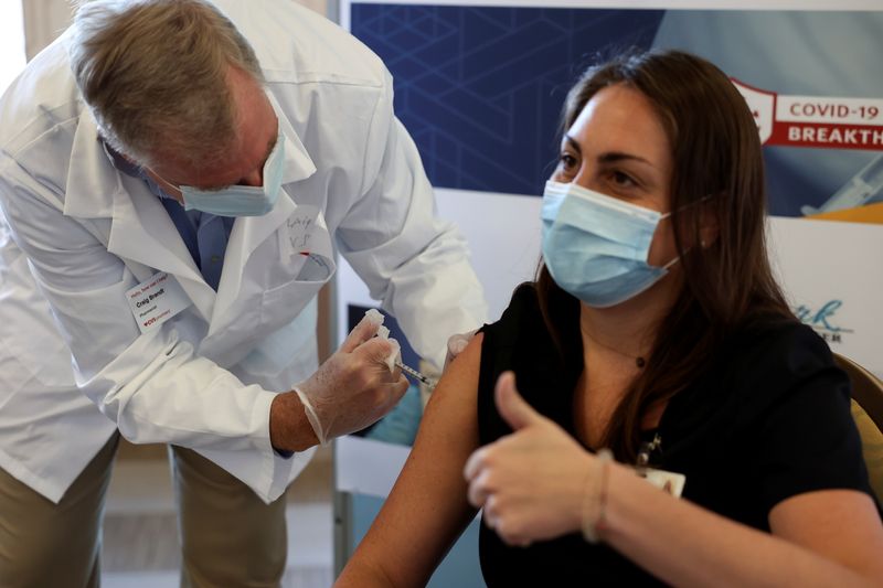 © Reuters. Vaccination against the coronavirus disease (COVID-19) in Brooklyn