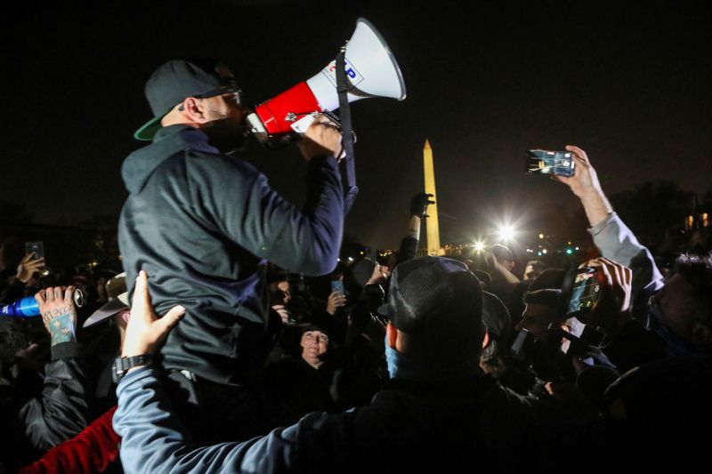 © Reuters. FILE PHOTO: Supporters of U.S. President Donald Trump and members of the far-right Proud Boys demonstrate, in Washington