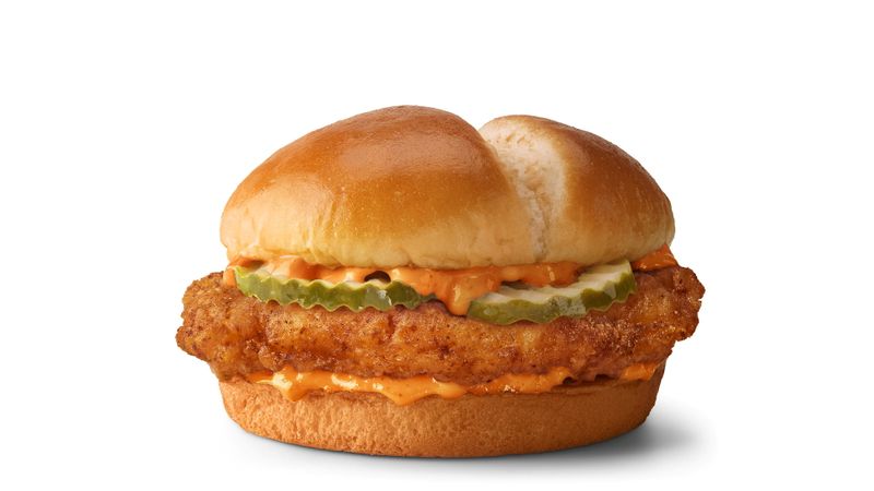 © Reuters. A McDonald's Spicy Crispy Chicken Sandwich