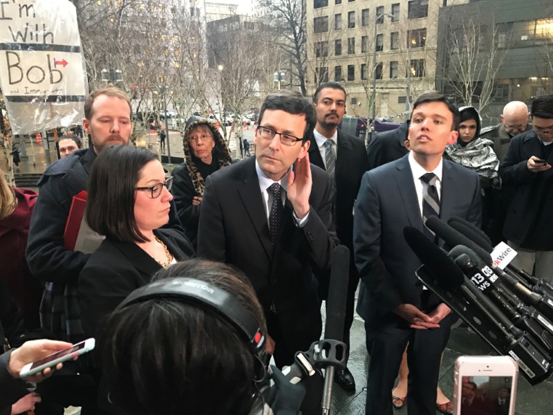 &copy; Reuters. Washington state&apos;s attorney general Bob Ferguson (C) speaks to the media next to Washington state solicitor general Noah Purcell (R) outside the U.S. federal courthouse in downtown Seattle