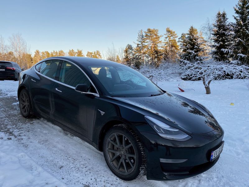 © Reuters. Tesla car is parked on a driveway in Nesoddtangen