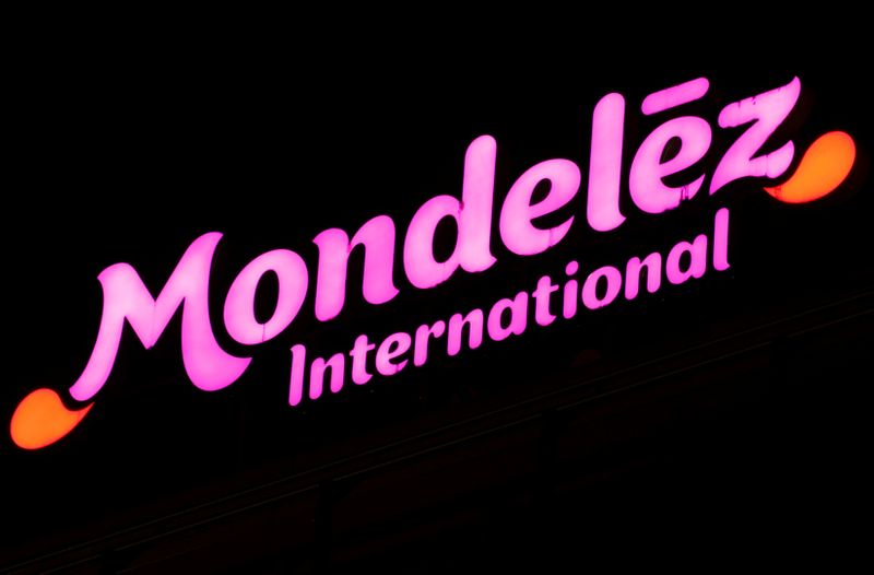 &copy; Reuters. FILE PHOTO: Logo of Mondelez International is seen in Opfikon