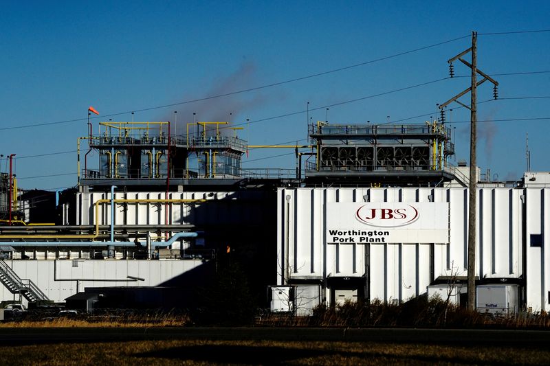 &copy; Reuters. FILE PHOTO: JBS USA Worthington pork plant as COVID-19 cases surge in Minnesota