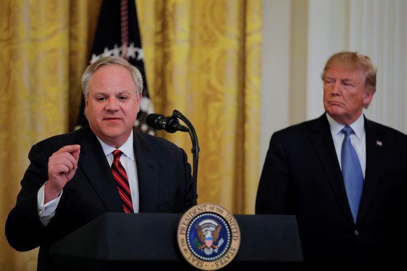 © Reuters. Secretário do Interior dos EUA, David Bernhardt, ao lado do presidente Donald Trump em evento na Casa Branca