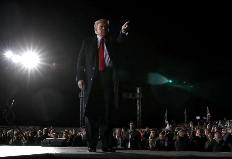 © Reuters. FILE PHOTO: President Trump holds campaign rally in Dalton, Georgia