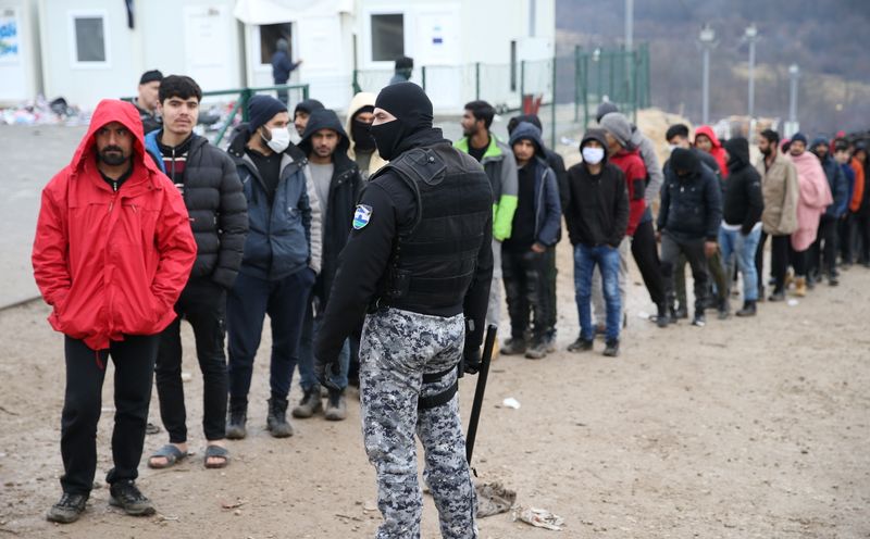 &copy; Reuters. مئات المهاجرين بلا مأوى في البوسنة وسط زمهرير الشتاء