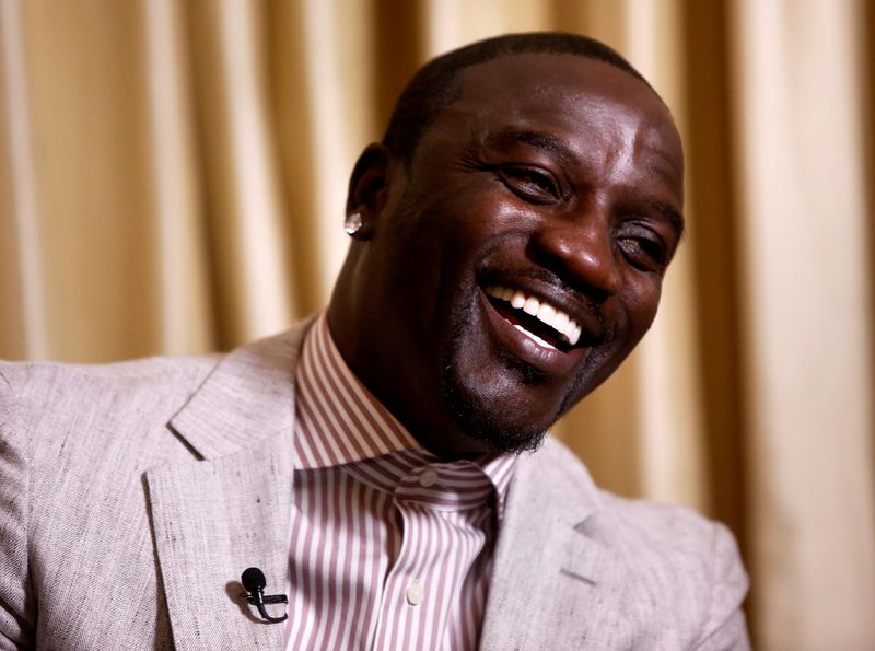 &copy; Reuters. FILE PHOTO: Singer Akon laughs during an interview in New York