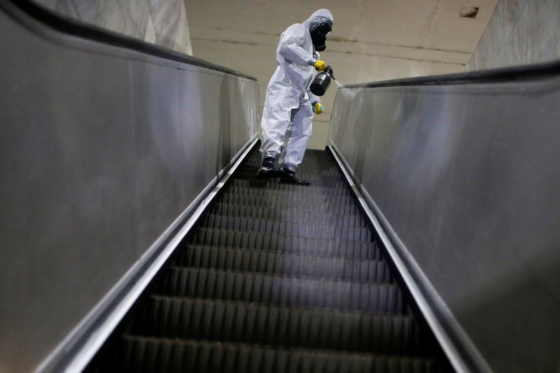 © Reuters. Desinfecção de ambiente em Brasília (DF) em meio à pandemia de coronavírus