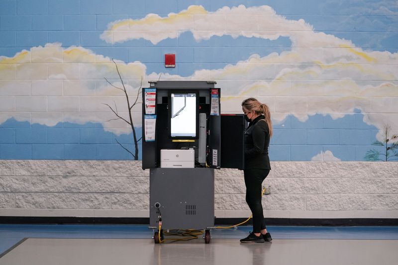 &copy; Reuters. Voters cast their ballots in Georgia’s Senate runoff elections