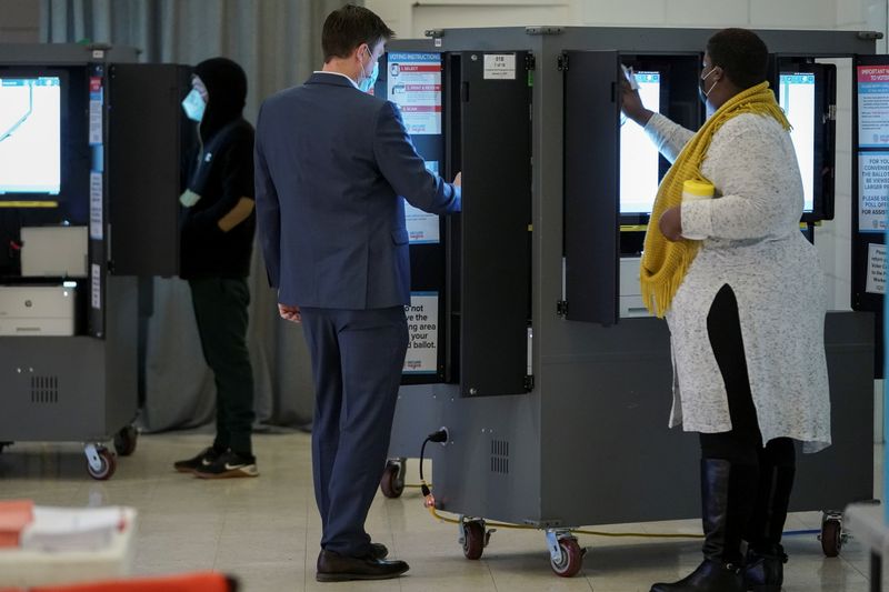 © Reuters. Voters cast their ballots in Georgia’s Senate runoff elections