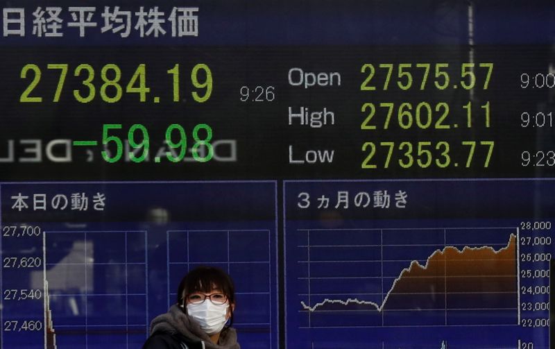 © Reuters. FILE PHOTO: First trading day of stock market in Tokyo