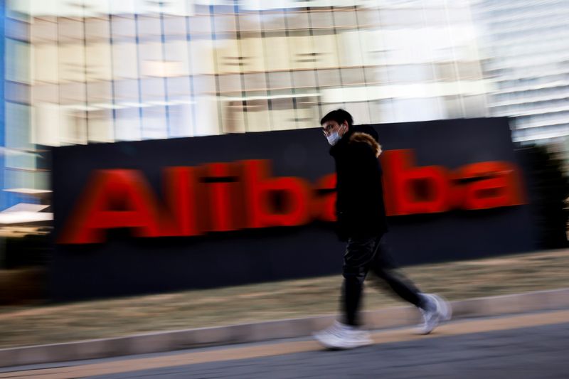 © Reuters. FILE PHOTO: The logo of Alibaba Group is seen at its office in Beijing