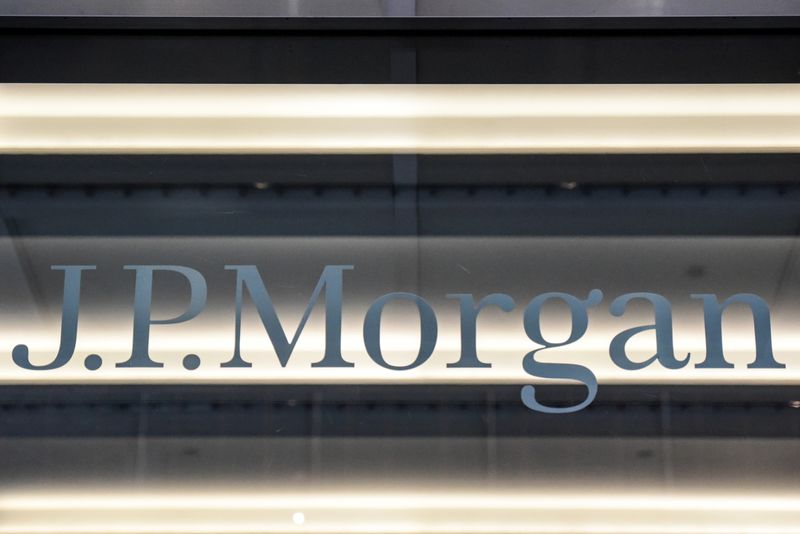 © Reuters. FILE PHOTO: A J.P. Morgan logo is seen in New York City