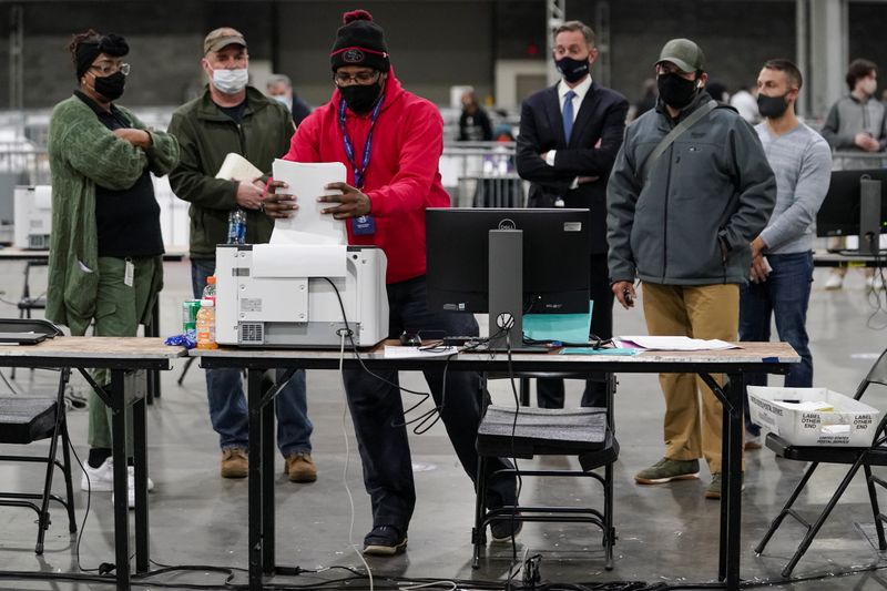 &copy; Reuters. Un trabajador electoral del condado de Fulton colocando papeletas en el Georgia World Congress Center en Atlanta, Georgia, EEUU