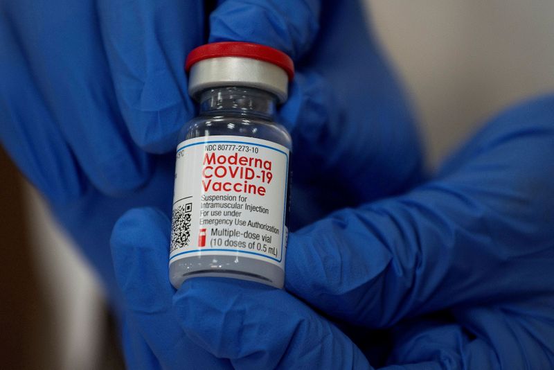 © Reuters. FILE PHOTO: Healthcare workers receive the Moderna COVID-19 vaccine