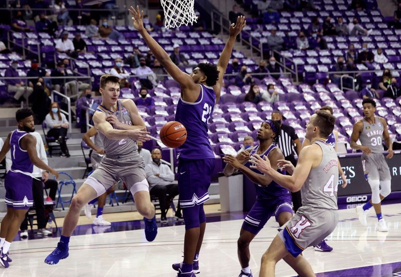 © Reuters. NCAA Basketball: Kansas at Texas Christian