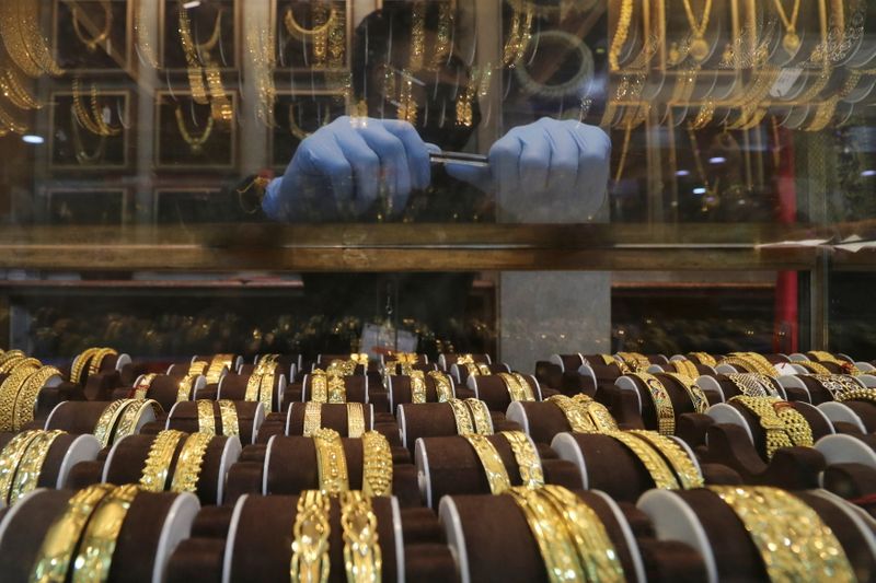 © Reuters. Imagen de archivo de un vendedor en una tienda de oro en Mumbai, India.