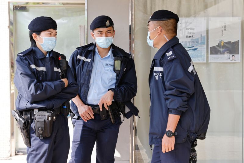 &copy; Reuters. Policiais fazem guarda do lado de fora de escritório de ativista pró-democracia em Hong Kong