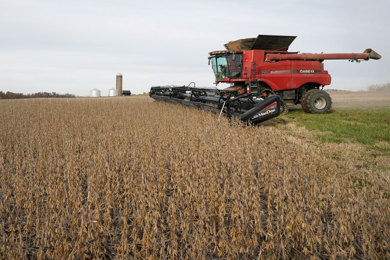 © Reuters. Colheita de soja em fazenda nos Estados Unidos, no Estado de Indiana