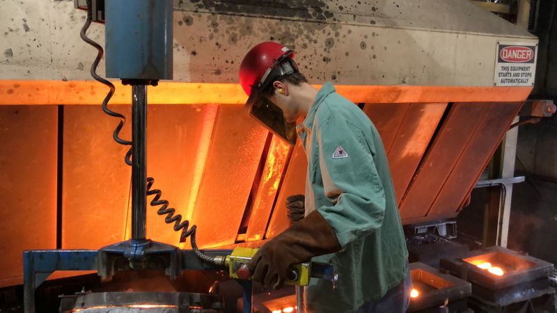 &copy; Reuters. Trabalhador derrama metal quente na Fundição Kirsh em Beaver Dam, Wisconsin, EUA