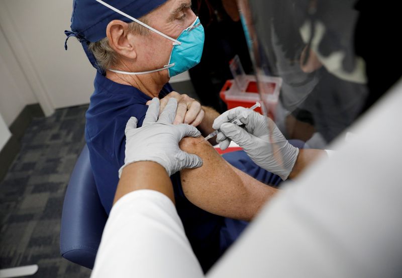 &copy; Reuters. FILE PHOTO: Health Care workers receive the Pfizer-BioNTech COVID-19 Vaccine in Florida