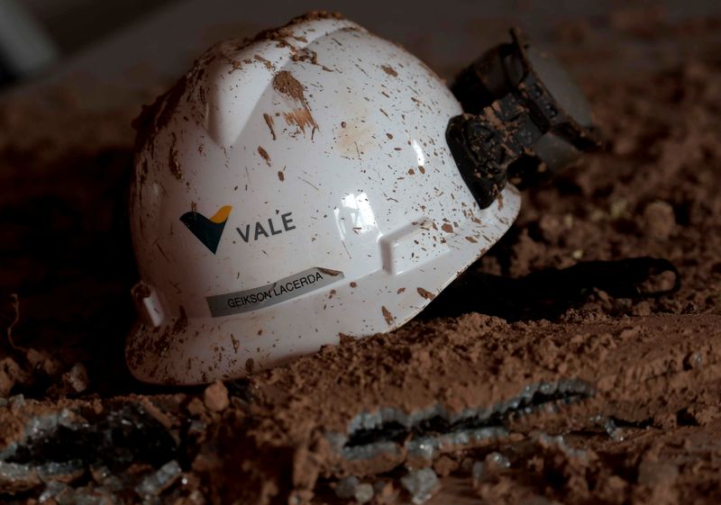 © Reuters. FILE PHOTO: A helmet with a logo of Vale SA is seen in a collapsed tailings dam owned by the company, in Brumadinho