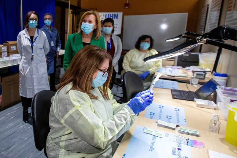 &copy; Reuters. FILE PHOTO: Vaccination against the coronavirus disease (COVID-19) in Toronto