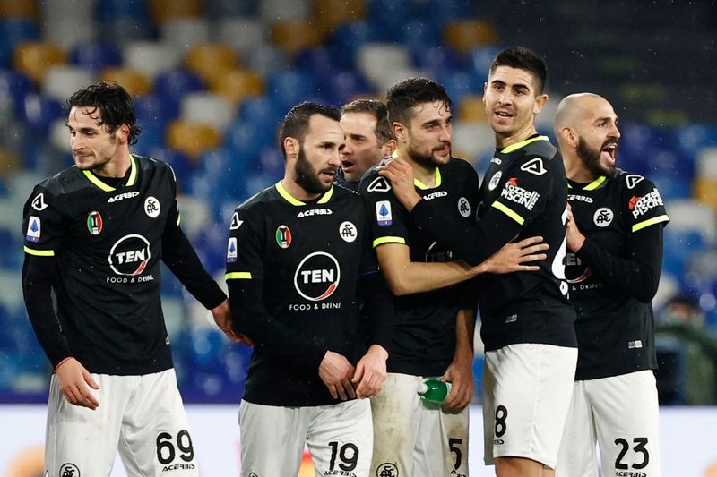 © Reuters. سبيتسيا ينتفض بعشرة لاعبين ويصعق نابولي في الدوري الإيطالي