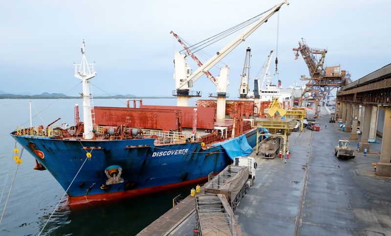 © Reuters. Navio ancorado no porto de Paranaguá (PR)