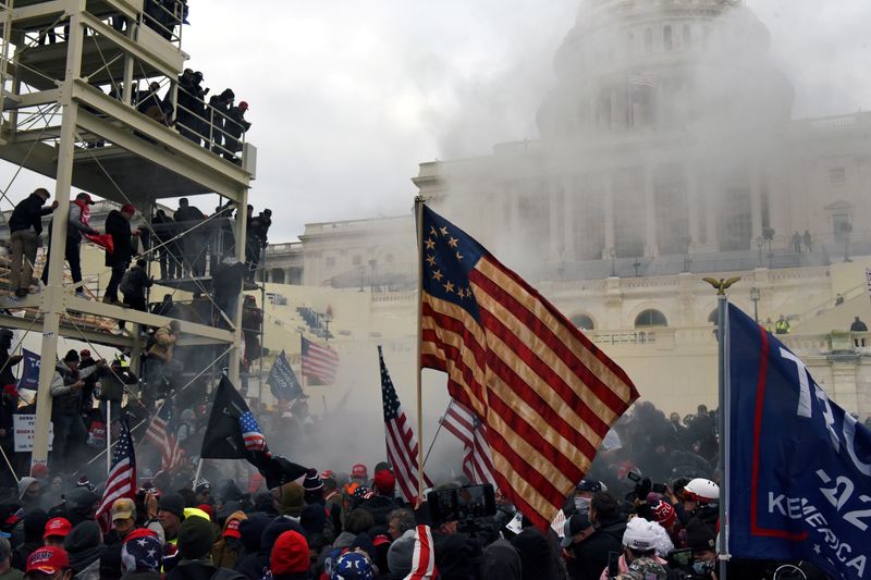&copy; Reuters. أسلحة وغاز مسيل للدموع في مبنى الكونجرس مع محاولة أنصار ترامب قلب خسارته