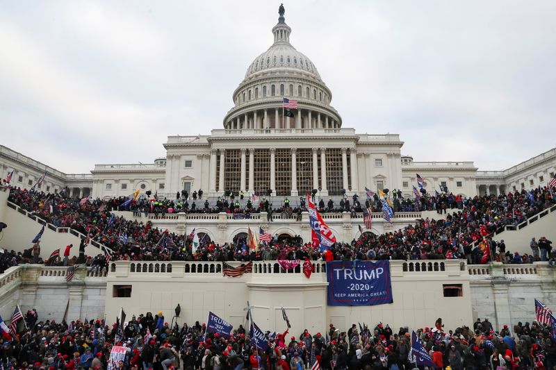 © Reuters. トランプ氏支持者が議会占拠、外出禁止　バイデン氏「反乱」と非難