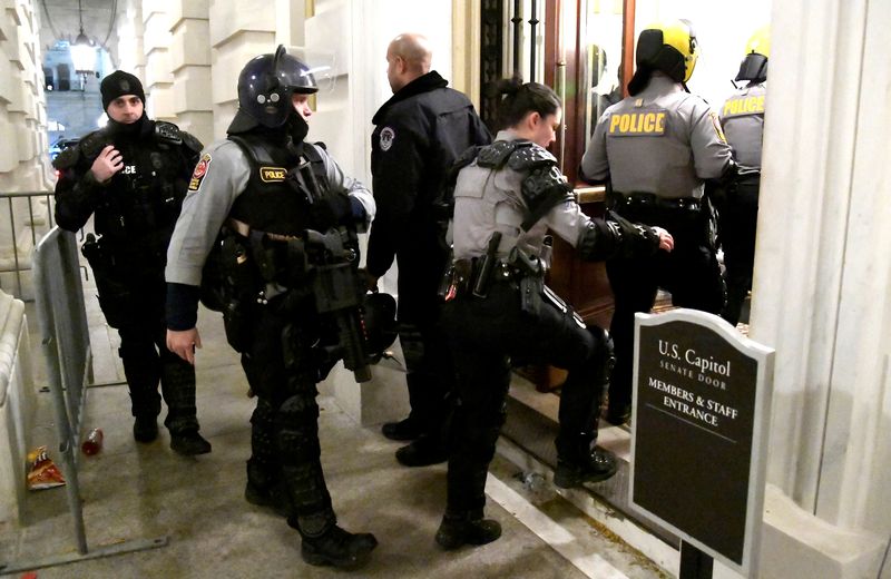 © Reuters. وفاة 4 واعتقال 52 بعد اقتحام أنصار ترامب مبنى الكونجرس