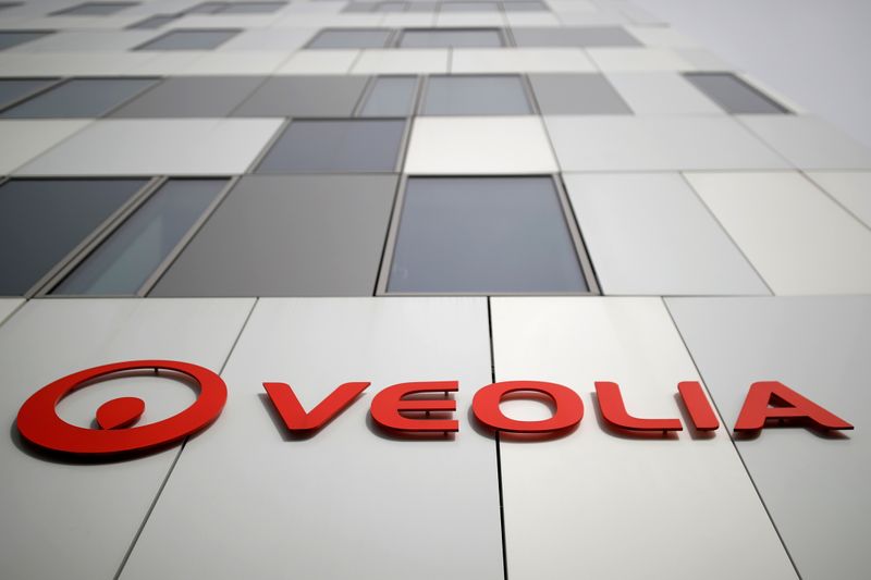 © Reuters. VEOLIA PRÉSENTE À SUEZ SON OFFRE D'ACHAT, APPELLE AU DIALOGUE