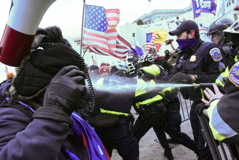 © Reuters. Manifestantes pro-Trump chocan con la policía del Capitolio, en Washington DC, EEUU