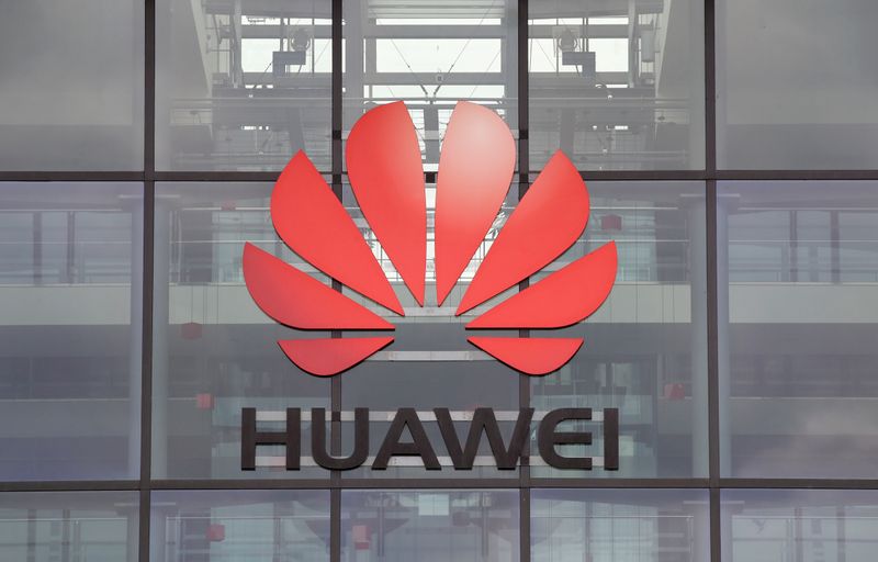 © Reuters. FILE PHOTO: Huawei logo is pictured on the headquarters building in Reading