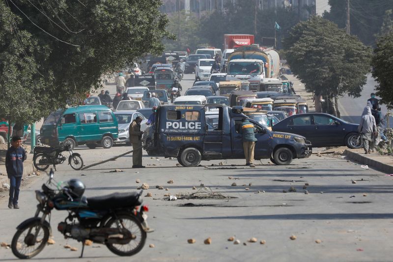 &copy; Reuters. الاحتجاجات على مقتل 11 من أقلية الهزارة تمتد إلى كراتشي ومدن أخرى بباكستان