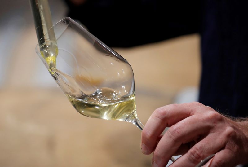 &copy; Reuters. FILE PHOTO: Champagne grape harvest begins