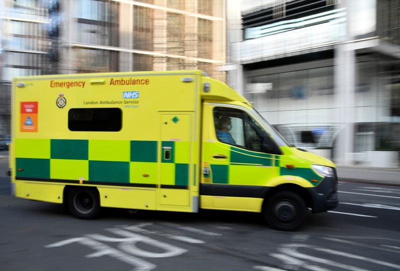 &copy; Reuters. Ambulância atende emergência em Londres