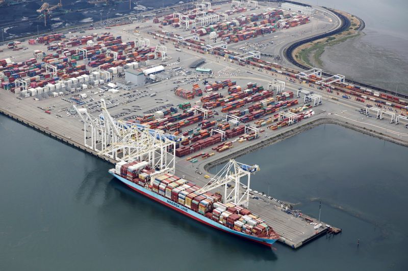 &copy; Reuters. The ship Anna Maersk is docked at Roberts Bank port carrying 69 containers of mostly paper and plastic waste returned by the Philippines