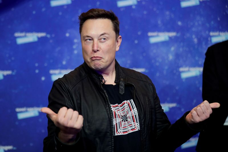 &copy; Reuters. FOTO DE ARCHIVO: El propietario de SpaceX y el presidente ejecutivo de Tesla, Elon Musk, hace una mueca después de llegar a la alfombra roja para el premio Axel Springer, en Berlín, Alemania.
