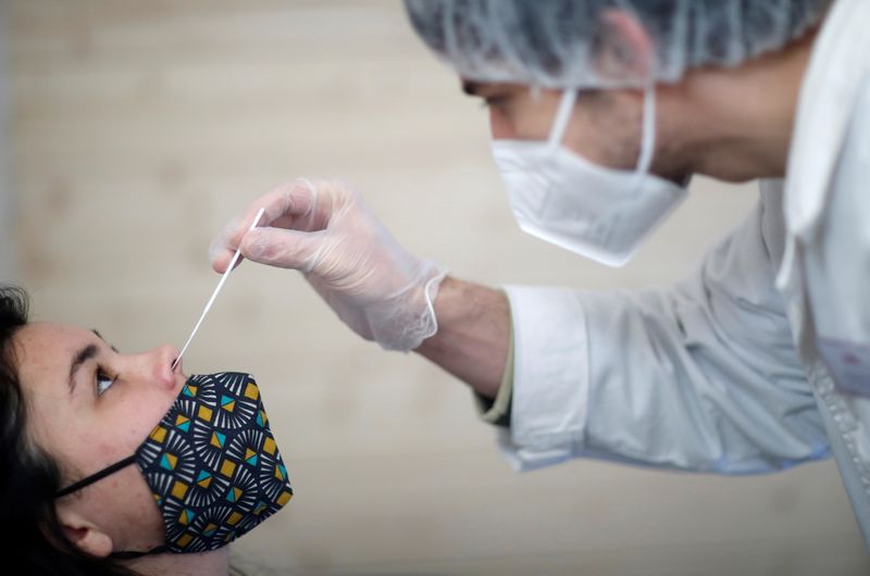 &copy; Reuters. CORONAVIRUS: PRÈS DE 22.000 CAS DIAGNOSTIQUÉS EN 24 HEURES EN FRANCE