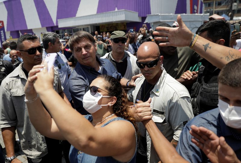 &copy; Reuters. Presidente Jair Bolsonaro posa para fotos com apoiadores no Rio de Janeiro