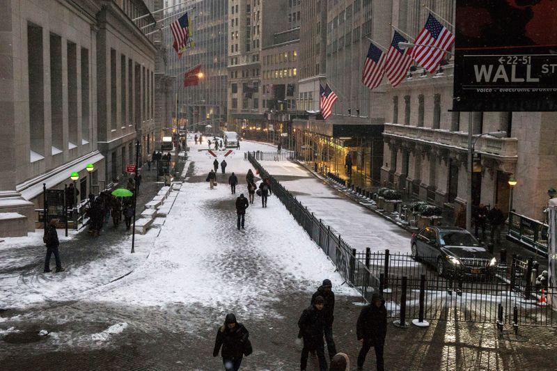 &copy; Reuters. Commuters walk through the Financial District during a snow storm in Lower Manhattan