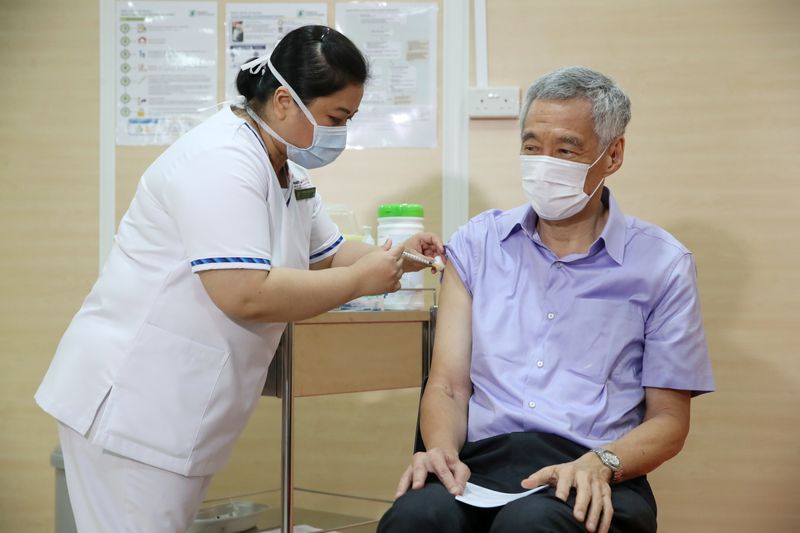 &copy; Reuters. Singapore&apos;s PM Lee Hsien Loong receives his COVID-19 vaccination jab at Singapore General Hospital