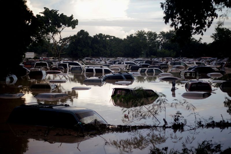 &copy; Reuters. FILE PHOTO: Vehicles are submerged at a plot flooded by the Chamelecon River due to heavy rain caused by Storm Iota, in La Lima