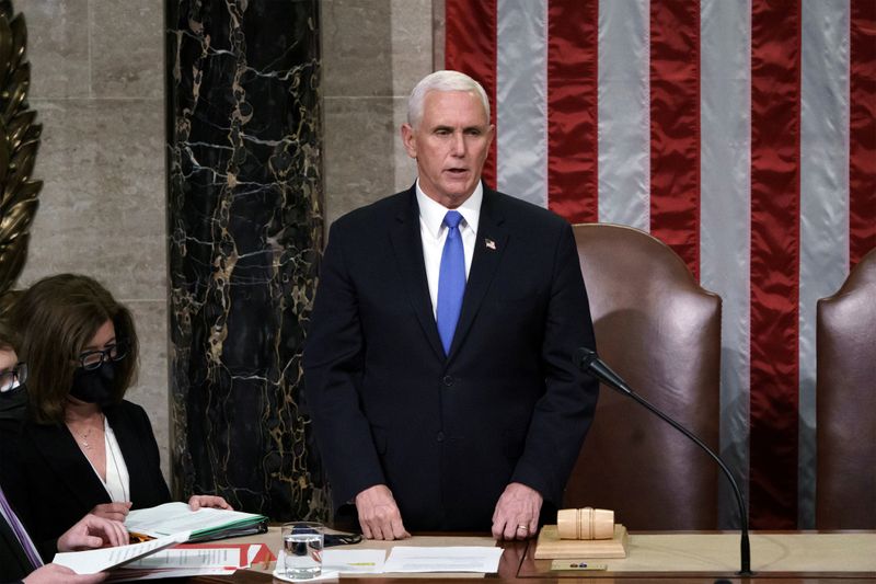 &copy; Reuters. FOTO DE ARCHIVO: El vicepresidente de los Estados Unidos Mike Pence durante una sesión conjunta del Congreso, en el Capitolio de Washington, EEUU, el 7 de enero de 2021