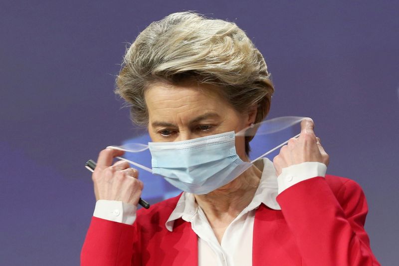 &copy; Reuters. La presidente della Commissione europea Ursula Von Der Leyen si toglie la mascherina durante un incontro a Bruxelles