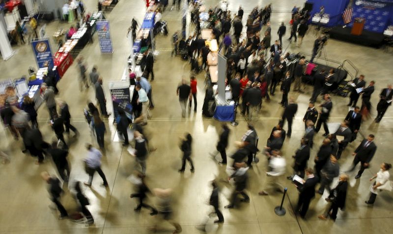 © Reuters. Pessoas em busca de trabalho em feira de empregos em Washington